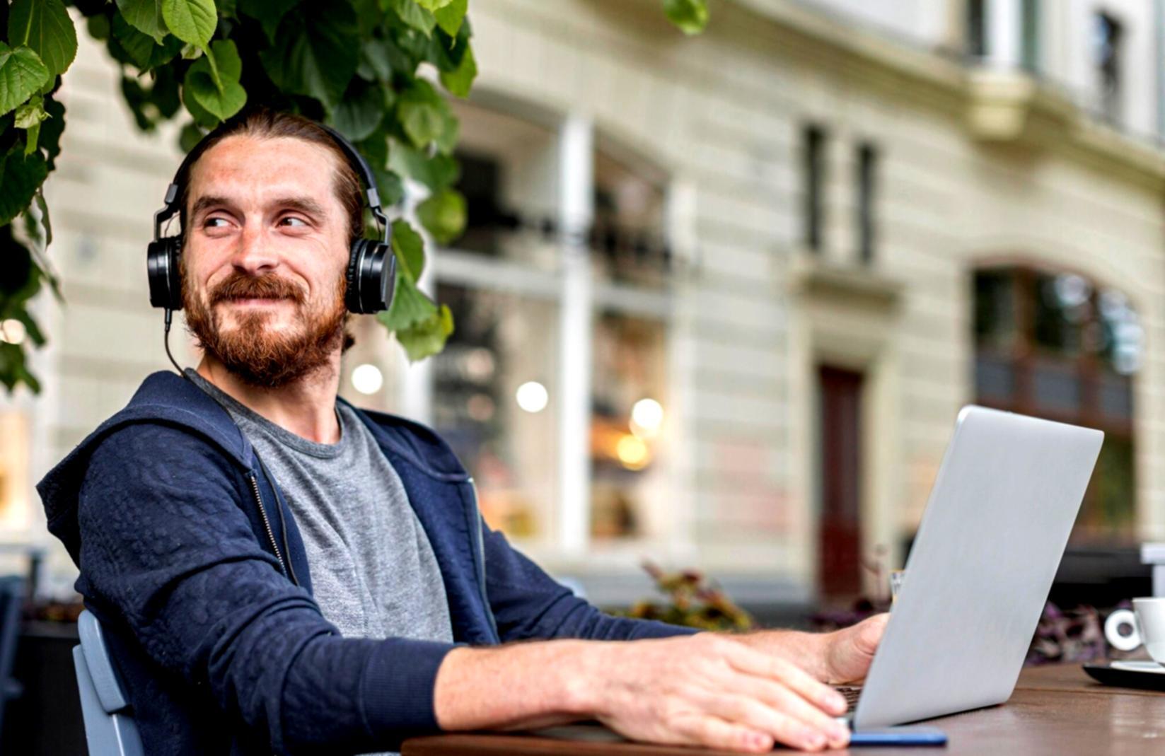 Professionista che applica tecniche di apprendimento riflessivo in un ambiente di lavoro moderno